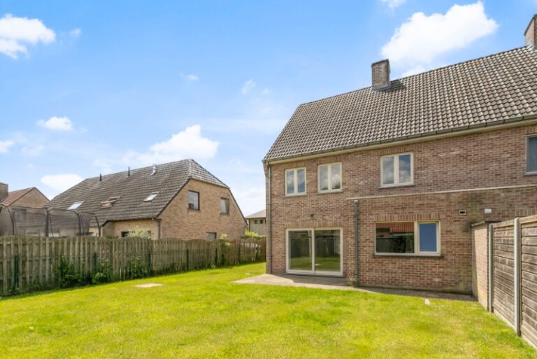 d476aea2d6d8f2a69faa9be86a4ebaf9527701d8cfa16e2399bc1f8b134a305c